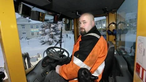 Traktorförare Stefan Mikaelsson konstaterar att snömängderna de senaste dagarna medfört att snöröjningen går för högtryck.
