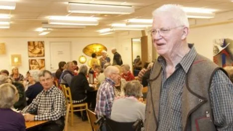 Bengt Martinsson hade med sig gamla filmer om Arvidsjaur när han medverkade på säsongens sista tisdagskafé.