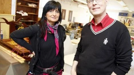 Under ledning av lärarna Barbro Stråmo och Per-Åce Ershag ger eleverna gamla möbler ett andra liv. "Vi har tittat en del på folklore det här året, men vill uppmuntra alla stilar", säger de.