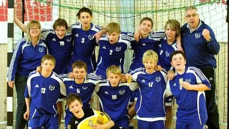 Öjeby HK UNM-vinnare i pojkar B. Övre raden från vänster: Lena Sandström (lagledeare), Martin Larsson, Jonathan Wilkund, Anton Wallon, Johan Andersson, Jesper Andersson, Peter Åström (tränare). Nedre raden: Marcus Brandén, Dennis Stridsman, David S Marklund, Daniel Eriksson, Charlie Karlsson samt liggande Jonas Åström.