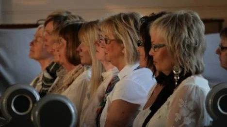 Arvidsjaurs kyrkokör medverkade i delar av konserten med Robert Wells och Sofia Källgren. Men de hann också med att sitta på publikbänk och njuta.