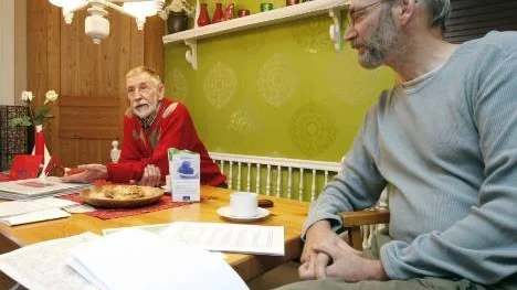 Bröderna Arnold och Tomas Eklund oroas över den planerade bergtäkten där tre miljoner ton sten ska brytas under 15 år. "Förutom miljörisken för sjön så förstörs idyllen i området", säger Arnold Eklund.
