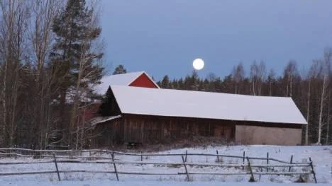 I början av december lyste fullmånen så grann och fin över skogen och över snötäckta tak i Stockfors, Älvsbyn. Det är bara tomten som saknas.