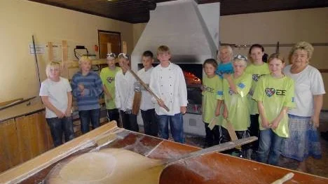 Samarbetar över gränsen. Maja Westerlund, Ludvig Wiklund, Sigurd F. Johnsen, Hannes Laestander, Erik Bommelin, Anton Lundmark, Nathaniel Kristiansen, MayIren Jakobsen (lärare), Jonas Fredriksson, Sandra Lundal, Cecilie Kielland och Lillemor Landström (lärare).