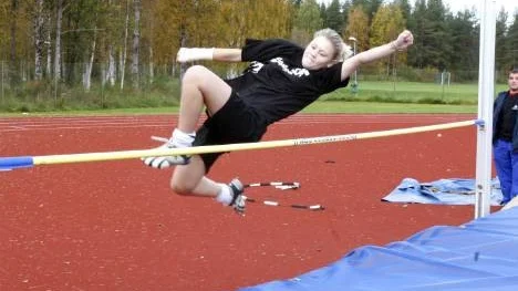 Linda Grönlund hoppade högst i sin klass när hon klarade en ribba på 120 centimeter. "Det är roligt! Jag håller i vanliga fall på med handboll men det hade man ju inte mycket hjälp av här", sa hon.