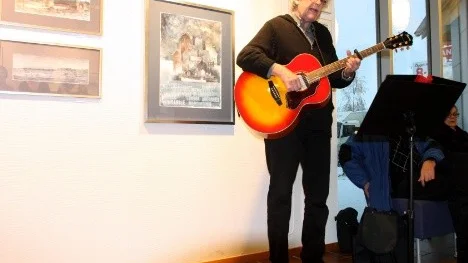 Under lördagseftermiddagen kom Ted Ström till Piteå för att prata om sina tavlor. Han passade också på att sjunga tre sånger.