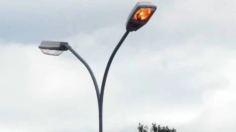 En del av gatubelysningen i Arjeplog är tänd både dag  och natt. "Irriterande i spartider", tycker Arjeplogsborna.