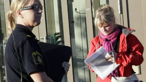 Piteå kommuns folkhälsosamordnare Helena Lindehag antecknar synpunkter från polisens representant, Sara Malm.
