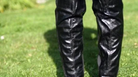 Lårhög stövel i ridskomodell  med låg klack i skinnimitation från Wedins för 599 kronor.