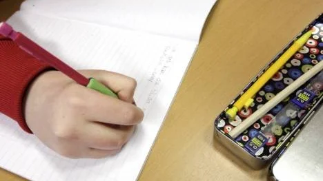 Ida föredrar att skriva sina berättelser för hand. Men menar att det ibland kan vara bättre att skriva på datorn om det skulle bli något fel. "Då är det enkelt att radera", säger Ida Lindbäck.