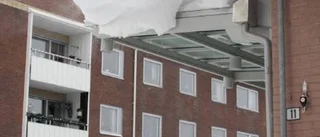 Febril aktivitet på taken för att skotta bort snön