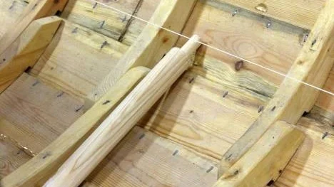 Som brukligt var är den 7 meter långa skötbåt som byggs i Båtmuseets lokaler klinkbyggd.
