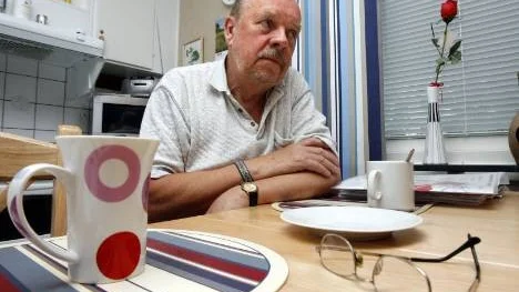 Karl-Erik Ekström,  som har sommarstuga i Bänkerudden, ser den rofyllda idyllen förstöras. Han vill inte bo i en enklav till ett industriområde och kräver att bli utlöst.