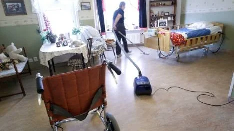 Städning är en av personalens arbetsuppgifter och de anställda tycker det är svårt att få tiden att räcka till.