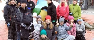 Färgglad tupp på torget