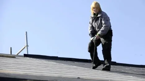Veronica Dahlberg vid Miljötak i Piteå gillar att arbeta på höjden. I går lade hon tak på entrén vid nya Pitholmsskolan.