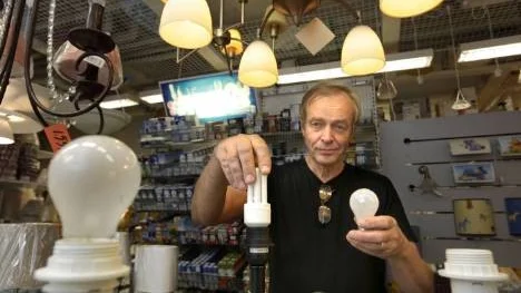 1 september blir det förbud mot vanliga glödlampor, då vill EU att vi ska skruva in den lampa elhandlaren Bo Bergman håller i högerhanden - en lågenergilampa som drar mindre energi.
