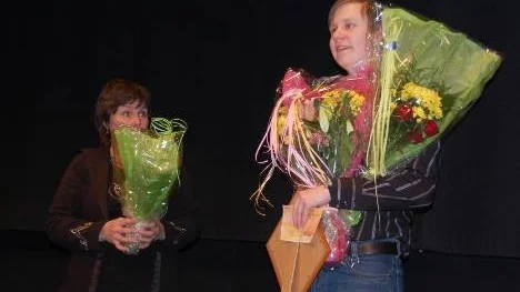 En självklar kulturstipendiat. Konstnären och serietecknaren Anders Marklund uppvaktades med flera blombuketter när han tog emot Arjeplogs kommuns kulturstipendium 2009.