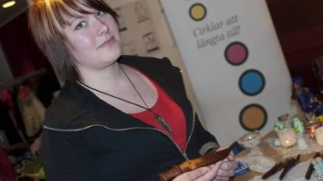 Josephine Öberg, 20, slöjdar knivar. "När jag har tid, lust och inspiration händer det saker", säger hon.