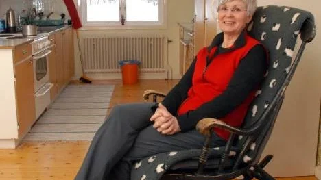 Sonja Ruuth har flyttat hem till Arjeplog och hon  har funnit ro i sin mors gungstol i köket på Fårholmen.