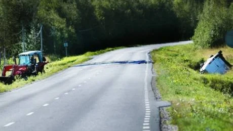 Fordonen hamnade i diket efter olyckan.