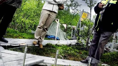 Lyssnade. Olika experiment i närområdet kring stationen visades upp för kronprinsessan Victoria. Bland annat vad gäller UVB-strålning, vinteruppvärmning och hur man ökar halten av koldioxid.