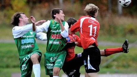 klev av. Lagkaptenen Mattias Ottestig lämnade planen med en lårkaka. "Man vet aldrig med lårkakor, men det ska nog inte vara någon fara", säger han. Foto: MATS BENGTSSON