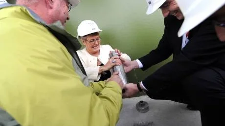 TIDSKAPSEL. En tidskapsel med viktiga byggdokument packades efter Mauds invigningstal. Med benäget bistånd murades Maud Olofssons kapsel in i betongen.