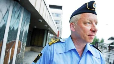 Gått lång väg. Till skillnad mot de flesta länspolismästare har Håkan Karlsson gått den långa vägen från patrullerande polis. Han tror att det gör honom till en bättre chef.