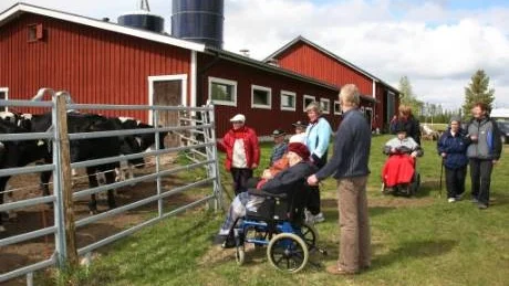 Publik. Rönngårdens äldreboende tar en titt på ett lantbruk i Narken.Foto: EVA FINDER