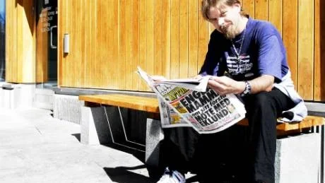SNART FIKA. Christer Nilsson sitter utanför Kulturens hus och glassar i solen samtidigt som han läser en tidning. "Snart ska jag gå och sätta mig på kaféet, jag har inte hunnit dit än."