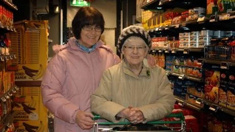 GLAD ÖVER GRÄNSHANDELN. Annetåve Aa och mamma Turild  Olsen från Narvik besökte Konsum i Katterjåkk på premiärdagen. "Det är jättefint här", sa Annetåve.