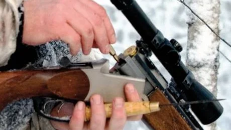 FUKT. En fuktig patron hade frusit fast i patronläget och tomhylsan fick bändas loss med kniv innan vapnet kunde laddas om.