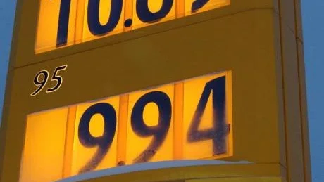9.94 KR. Inte sedan det var priskrig bland Piteås bensinstationer har priset legat under tio kronor.