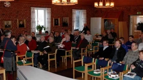 NÄRMARE 100. Församlingsgården i Gällivare fylldes i torsdags av närmare 100 kyrkopolitker, kyrkoherdar och andr anställda inom kuyrkan från råneå i söder till Kiruna i norr. Utbildningen handlade om hur man genomför etiskt korrekta  begravningar.