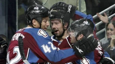 Bra Start. Per Ledin (mitten) gjorde sitt livs första poäng för Colorado när han spelade fram kedjekamraten T.J Hensick (37) till lagets sista mål i segermatchen mot Dallas Stars. Chris Stewart (42) klappar om sina kedjekamrater.