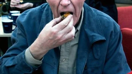 ALLTID GOTT. Jan-Olof Nilsson, Kalix avnjuter en löjromssnitt. "Det är alltid gott", säger han.