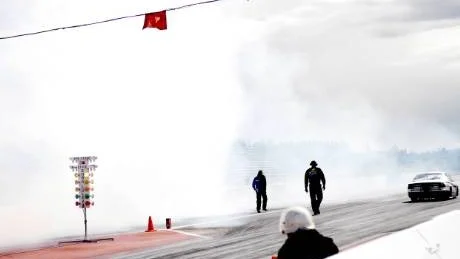 RYKANDE. I går startade årets dragracing på Pite Dragway. Årets motorfest har rekordmånga deltagare och med tanke på vilka fordon som är på plats kan det även komma att gå rekordfort.