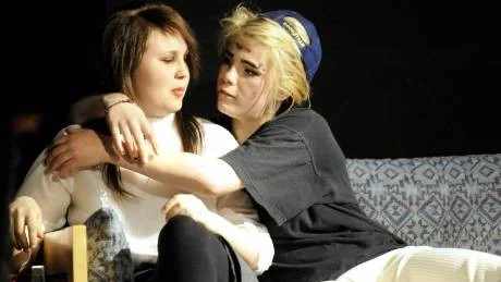 JÄMSTÄLLDHET. Izabelle Niemi och Lovisa Qvick fick kämpa med jämställdheten i pjäsen Selma och Louise.