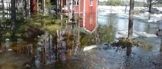 Stugor under vatten - vägar översvämmade