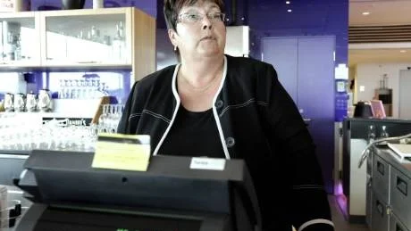 HEMSKT. Siv Hansson är beklämd över Ronald Kamuregeyas öde. "Han har ju jobb och försörjning. Hemskt om de slänger ut honom", säger hon.