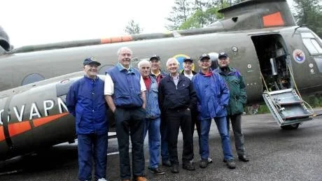 BESÄTTNING. Gunnar Wårell, Hans Modig, Brage Hedlund, Sven-Olov "Vicke" Viklund, Tore Dahlberg, Börje Hornberg, Sören Hedström och Kalle Lut. Alla var de på plats när vertolhelikoptern anlände till Luleå.Foto: LINDA WIKSTRÖM
