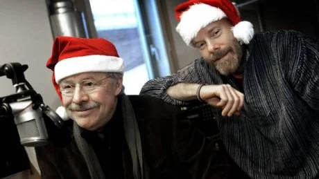 PÅ NY KULA. Inga problem att axla den ärevördiga tomtemanteln efter Harry Nyman. Sven Wollter är redo möta radions yngsta på julafton.-Jag har bra meriter och jag älskar barn, det ska bli roligt säger han. Den för programmet ständige redaktören Pelle Lindblom assisterar som Nisse. Foto: Håkan Gidlöw