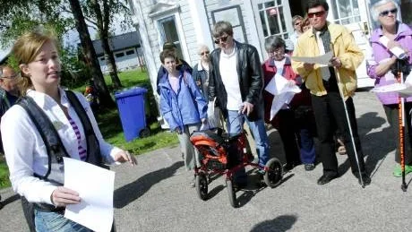 GUIDAD TUR. Guiden Sofia Rutbäck ledde rundvandringen i Kyrkbyn. "Vi vill ha er hjälp att testa den här kartan, det här är nytt för alla", säger hon.
