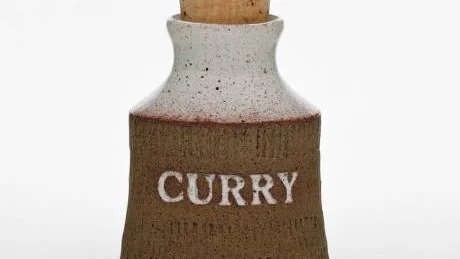 VÄLKÄND. Curryburk från 1955, i brunlera och vit tennglasyr. Foto: PELLE BERGSTRÖM