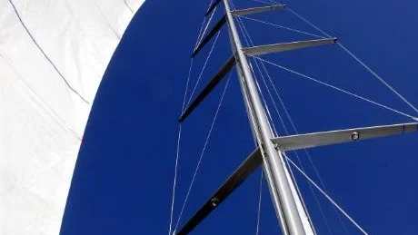 SKJUTER I HÖJDEN. Hyundai-båten har en höjd på 35,5 meter. "Så fort båten rör på sig flyger man däruppe", säger Oskar Lyckegård som är den av besättningsmännen som brukar hissas upp när något arbete måste utföras från masten.