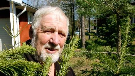 ENTUSIAST. Erik Johansson tror mycket på framtiden för douglasgranen i Norrbotten. Den växer snabbt och kan ha högt ekonomiskt värde.