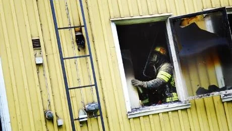 JOBBADE HÅRT. Brandmännen hade fullt upp både före och efter att elden var släckt. Här håller en av rökdykarna på att säkra lägenheten.