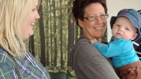 hälsas välkommen. Visserligen är de från Boden, Filip Sundström och mamma Katarina Vesterlund men de är sommarboende i Jävre. Är man född under året som Filip får man en välkommenbild av Piteå kommun gjord av formgivaren Isabelle Norman Sällström. Foto: Stina Brolin Bergman