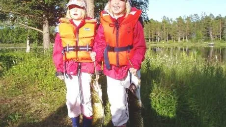 GLADA GÄDDFISKETJEJER. De här tjejerna prövade fiskelyckan i Saggat. Linnea Mannberg, 5 år, och storasyster Josefin (till  höger), 7 år, Södra Sunderbyn, fiskade från båt. Båda lockade gäddorna till hugg med wobblar. Linneas fångst vägde 2,1 kilo medan Josefin noterade 3,3 kilo.